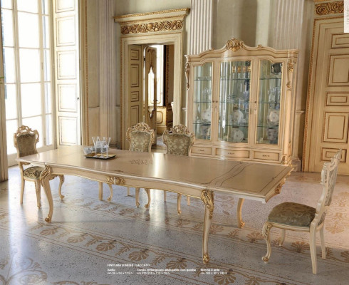 Mesa de comedor extensible grande de madera beige.