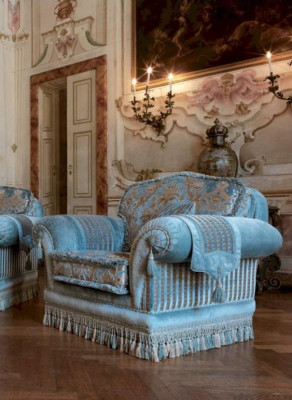 Silla de tela de lujo con reposabrazos azul de madera para sala de estar.