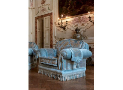 Silla de tela de lujo con reposabrazos azul de madera para sala de estar.