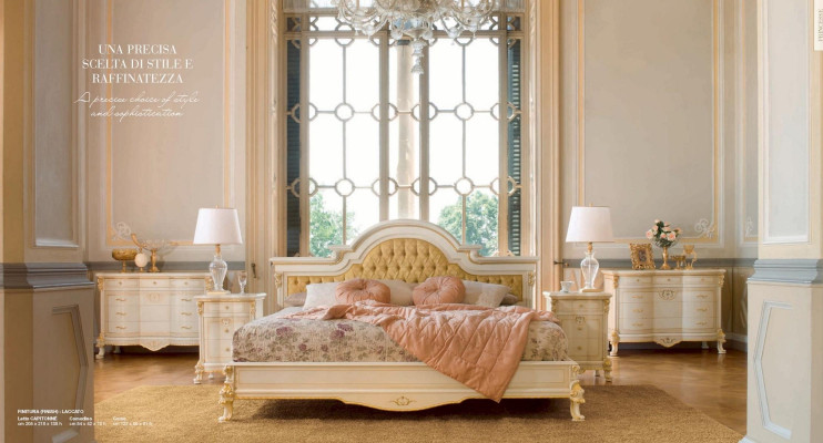 Mesita de noche, consola beige, mesa de madera, dormitorio.