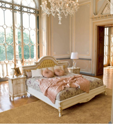 Mesita de noche, consola beige, mesa de madera, dormitorio.