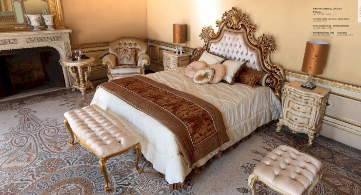Taburete de lujo Chesterfield, reposapiés auxiliar de oro para dormitorio en tela beige.