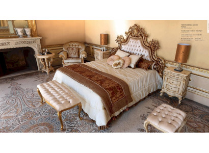Taburete de lujo Chesterfield, reposapiés auxiliar de oro para dormitorio en tela beige.