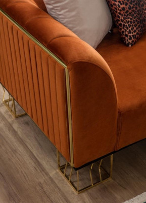 Sofá de 3 plazas naranja de lujo para salón con patas de metal.