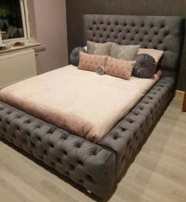 Diseño de cama doble moderna de 180x200 cm en textil acolchado y madera para dormitorio.