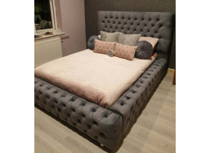 Diseño de cama doble moderna de 180x200 cm en textil acolchado y madera para dormitorio.