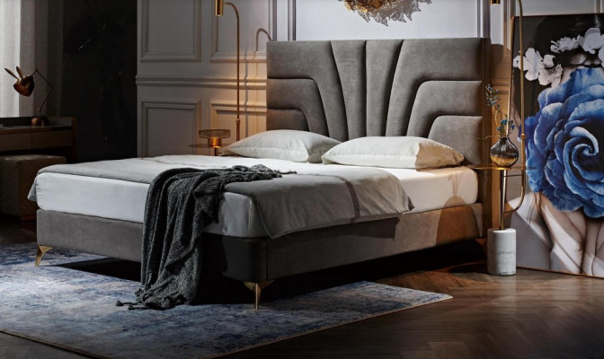 Hotel matrimonial es un dormitorio de lujo con cama doble y muebles de diseño de madera nueva de lujo.