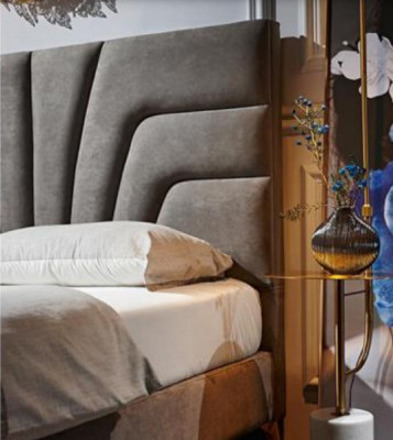 Hotel matrimonial es un dormitorio de lujo con cama doble y muebles de diseño de madera nueva de lujo.