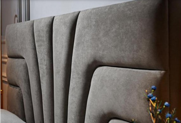 Hotel matrimonial es un dormitorio de lujo con cama doble y muebles de diseño de madera nueva de lujo.