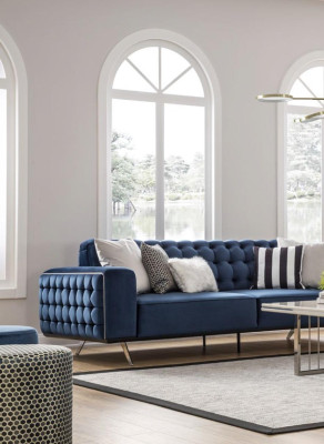 Sofá Chesterfield clásico de tres plazas de lujo azul.
