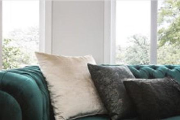 Clásico sofá Chesterfield de tres plazas en verde de lujo