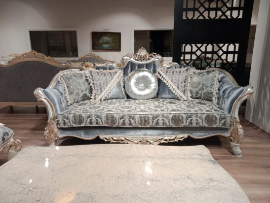 Sofá de tres plazas azul con patas talladas en color plateado Chesterfield Sofás