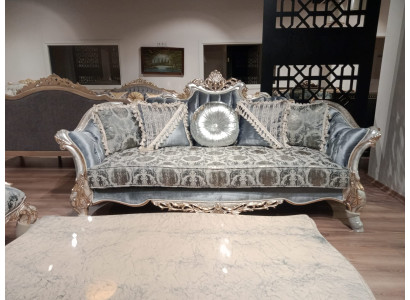 Sofá de tres plazas azul con patas talladas en color plateado Chesterfield Sofás
