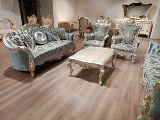 Sofá de tres plazas azul con patas talladas en color plateado Chesterfield Sofás