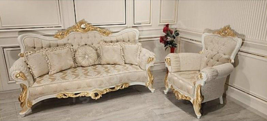Sofá barroco Chesterfield en tela dorada de tres plazas.