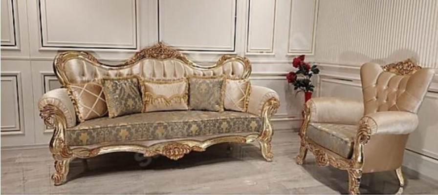 Chesterfield barroco sofá de tres plazas tela dorada en español es: Chesterfield sofá barroco de tres plazas tela oro.