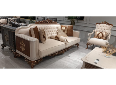 Sofá Chesterfield de tres plazas estilo barroco, muebles tapizados en tela dorada.