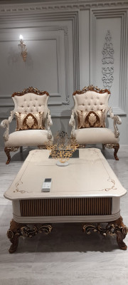 Sofá Chesterfield de tres plazas estilo barroco, muebles tapizados en tela dorada.