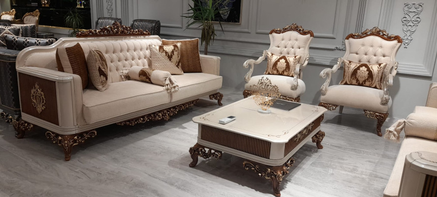 Sofá Chesterfield de tres plazas estilo barroco, muebles tapizados en tela dorada.