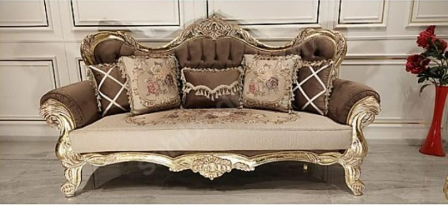 Chesterfield sofá barroco de tres plazas tapizado en tela dorada.