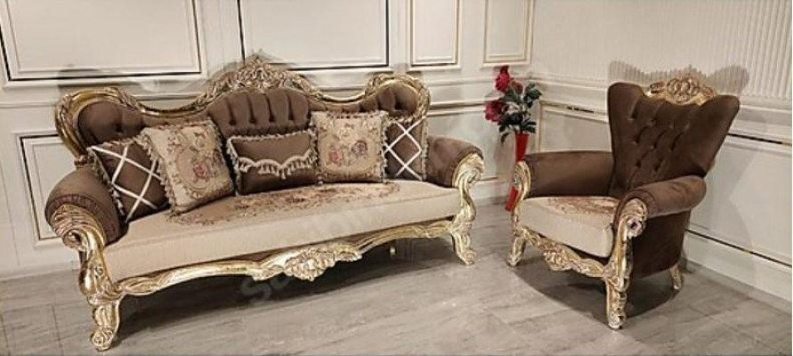 Chesterfield sofá barroco de tres plazas tapizado en tela dorada.