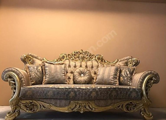 Chesterfield Barock Sofá de tres plazas en tela de sofá de tela dorada.