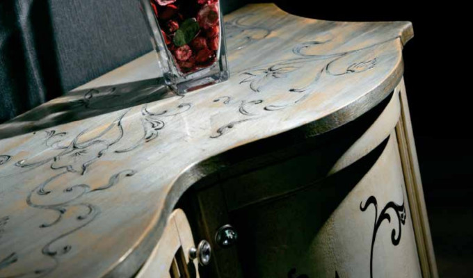 Clásica cómoda de madera blanca italiana de lujo.