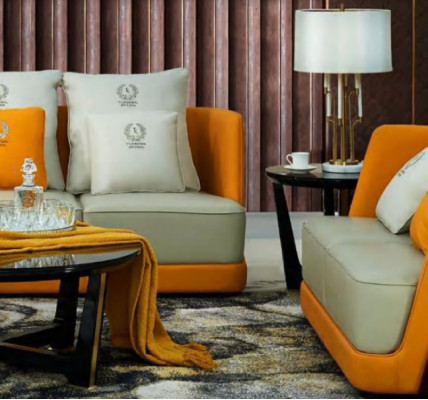 Sofá de lujo 3 plazas. Juego de diseño de sofá con cojines acolchados. Sofá moderno nuevo.