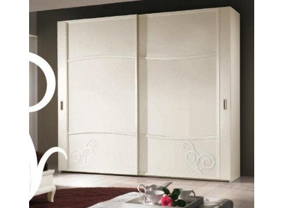 Armario ropero con puertas correderas de dormitorio de diseño de madera en la pared.