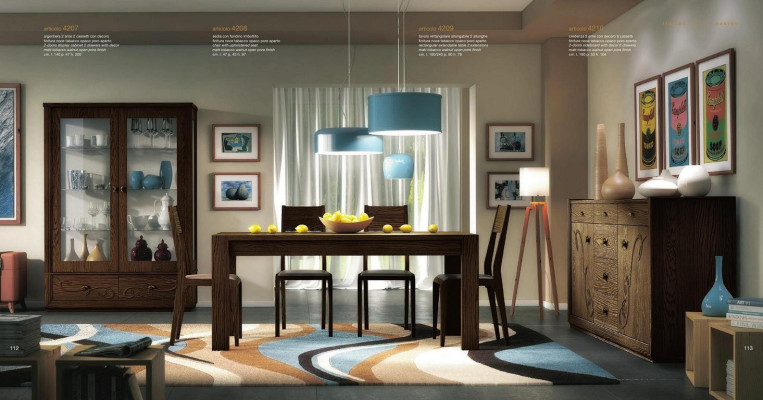 Grupo de comedor Ess de 7 piezas. Mesa de comedor, silla, cómoda, vitrina. Muebles de madera.