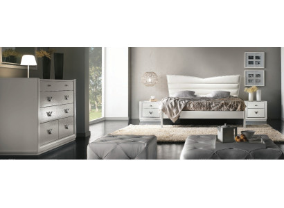 Conjunto de 4 piezas para dormitorio con cama, mesita de noche y cómoda. Grupo de camas dobles de lujo.