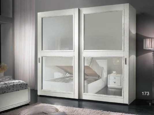 Armario de ropa con puertas correderas, pared de armarios, armario de madera, armarios nuevos.