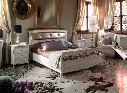 Conjunto de muebles para dormitorio de 3 piezas. Cama completa con mesillas de noche, nuevo de Italia.