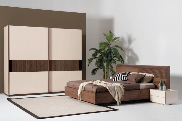 Armario de lujo con puertas correderas de madera, estilo moderno en color beige.