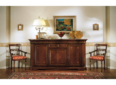 Aparador de estilo barroco con acabados de lujo en madera maciza italiana.