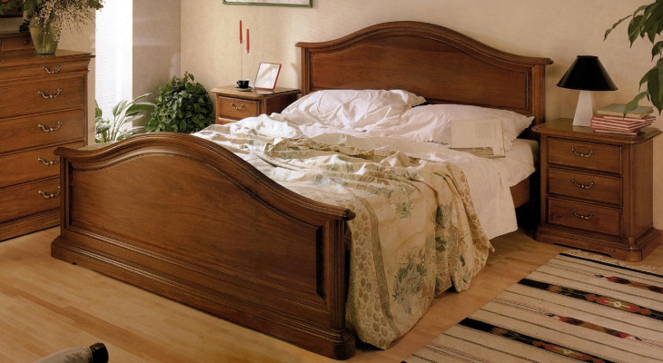 Compre una gran cama doble en un estilo clásico y sencillo de madera natural.