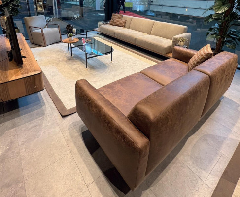 Sillón individual de tela gris nuevo de diseño acolchado.