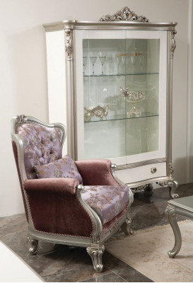 Sillón clásico con estampado de flores; sofá morado de una plaza estilo barroco rococó.