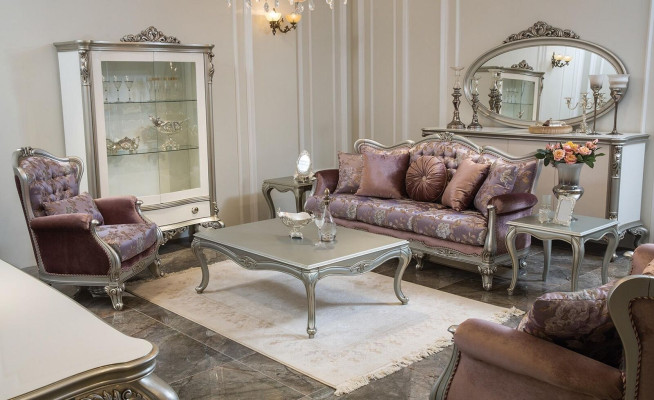 Sillón clásico con estampado de flores; sofá morado de una plaza estilo barroco rococó.