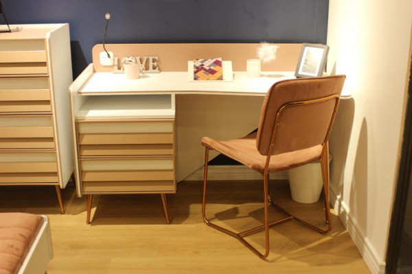 Escritorio moderno de madera para jóvenes y niños en el diseño de muebles nuevos.
