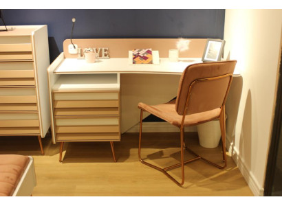 Escritorio moderno de madera para jóvenes y niños en el diseño de muebles nuevos.