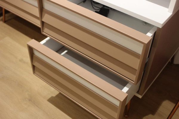 Escritorio moderno de madera para jóvenes y niños en el diseño de muebles nuevos.