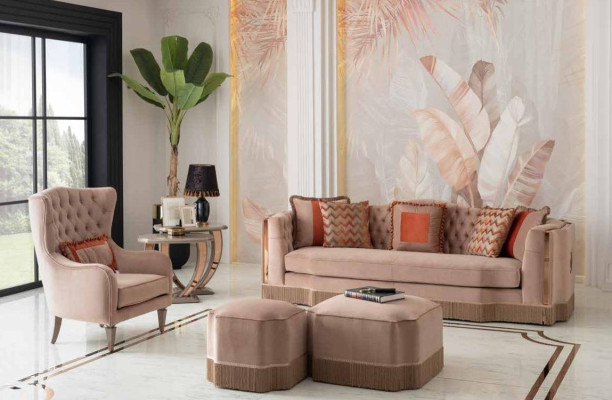 Salón de lujo con elegante sofá de 4 plazas, sillón y 2 taburetes. Muebles elegantes.