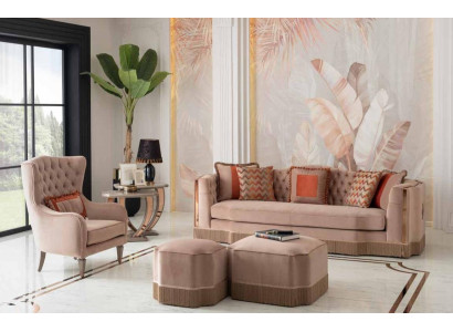 Salón de lujo con elegante sofá de 4 plazas, sillón y 2 taburetes. Muebles elegantes.