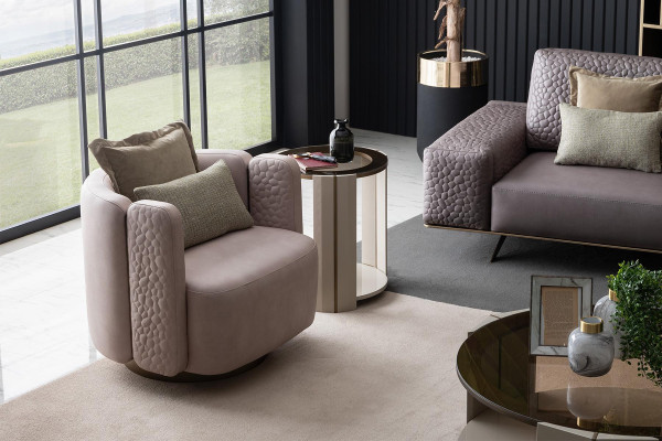 Sillones elegantes de sala de estar en rosa, muebles de club lounge de madera modernos.