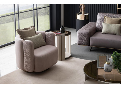 Sillones elegantes de sala de estar en rosa, muebles de club lounge de madera modernos.