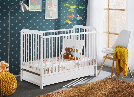 Diseño de muebles de lujo en madera para una cuna moderna en el dormitorio de los niños.
