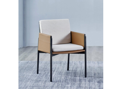 Silla con apoyabrazos de color blanco-beige, sillas de diseño, tapizados, muebles modernos.