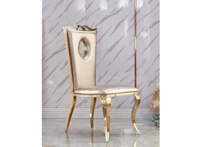 Silla de comedor beige individual moderna de piel sintética con estructura de acero inoxidable.