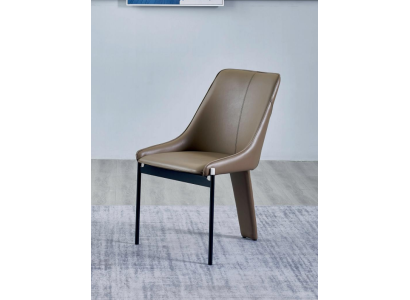 Silla de cuero sintético marrón, moderno, de una plaza, silla acolchada con estructura de madera.